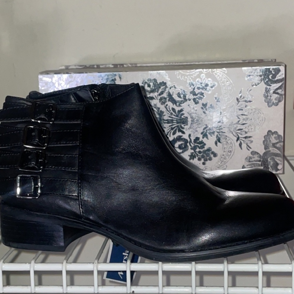 Brand new women’s!!